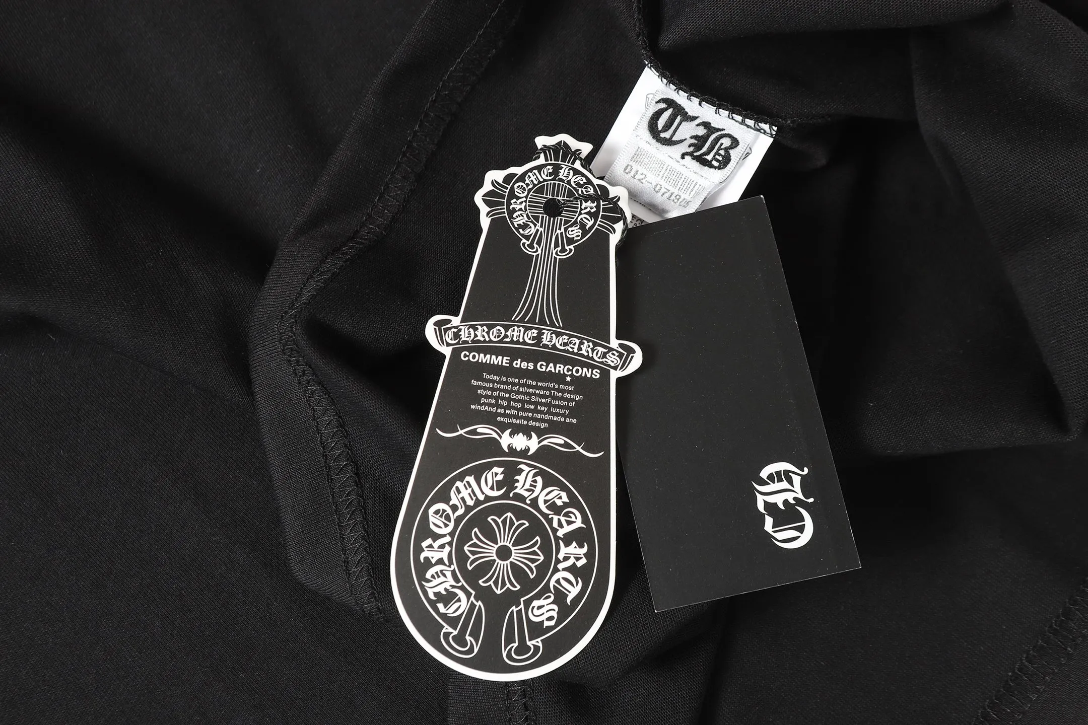 P150 Cross-border running quantity model, please do not place an order if you are pursuing quality - Chrome Hearts/Chrome Hearts Sanskrit leather cross✝️Best-selling short-sleeved T-shirt - High weight, high density and high quality. The wool is soft, delicate and skin-friendly. It feels soft and silky. It has excellent warmth and skin-friendly properties. - Customized weaving and dyeing, no color difference. No matter the fabric or workmanship details, it beats the ordinary version on the market -Colour: black -Size: S M L XL